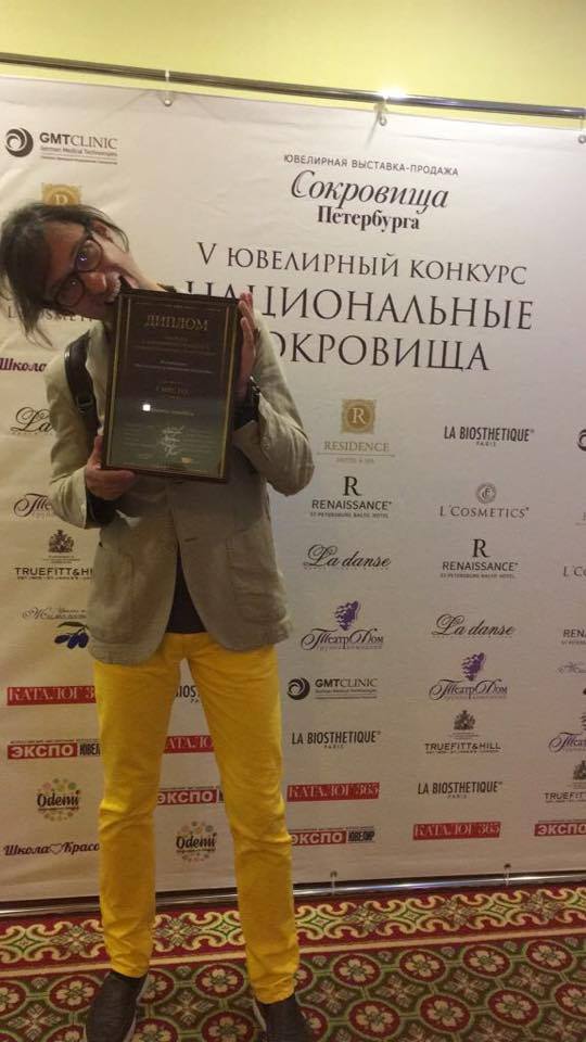 Игорь Комов получает диплом на конкурсе «Национальные сокровища»