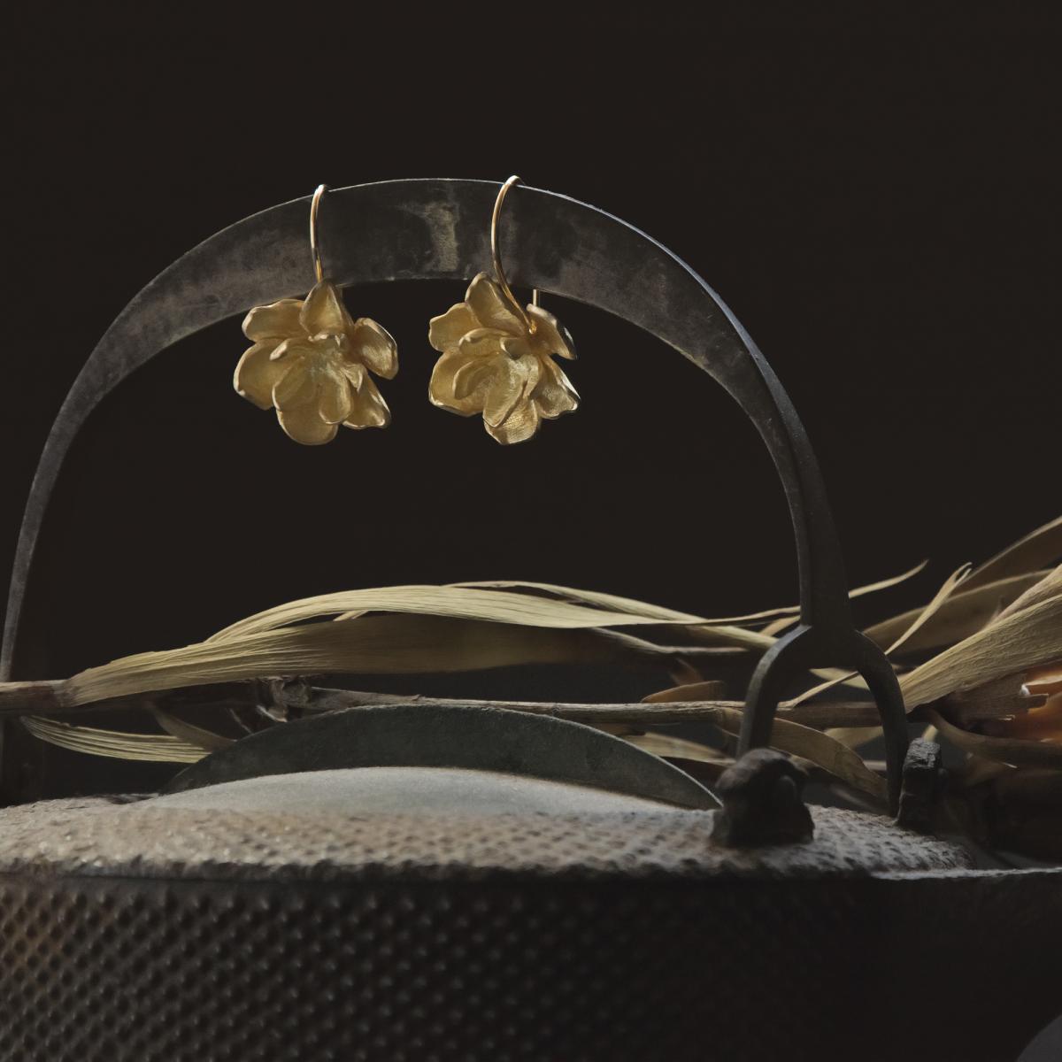 Массивные женственные серьги из серебра и золота «Пион»
