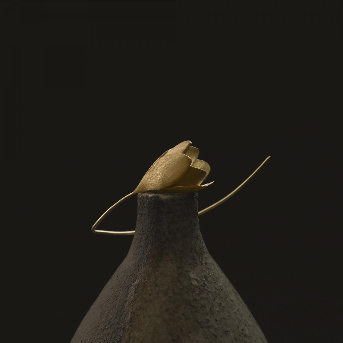 Крупные утонченные сатиновые серьги в форме цветка «Крокус»