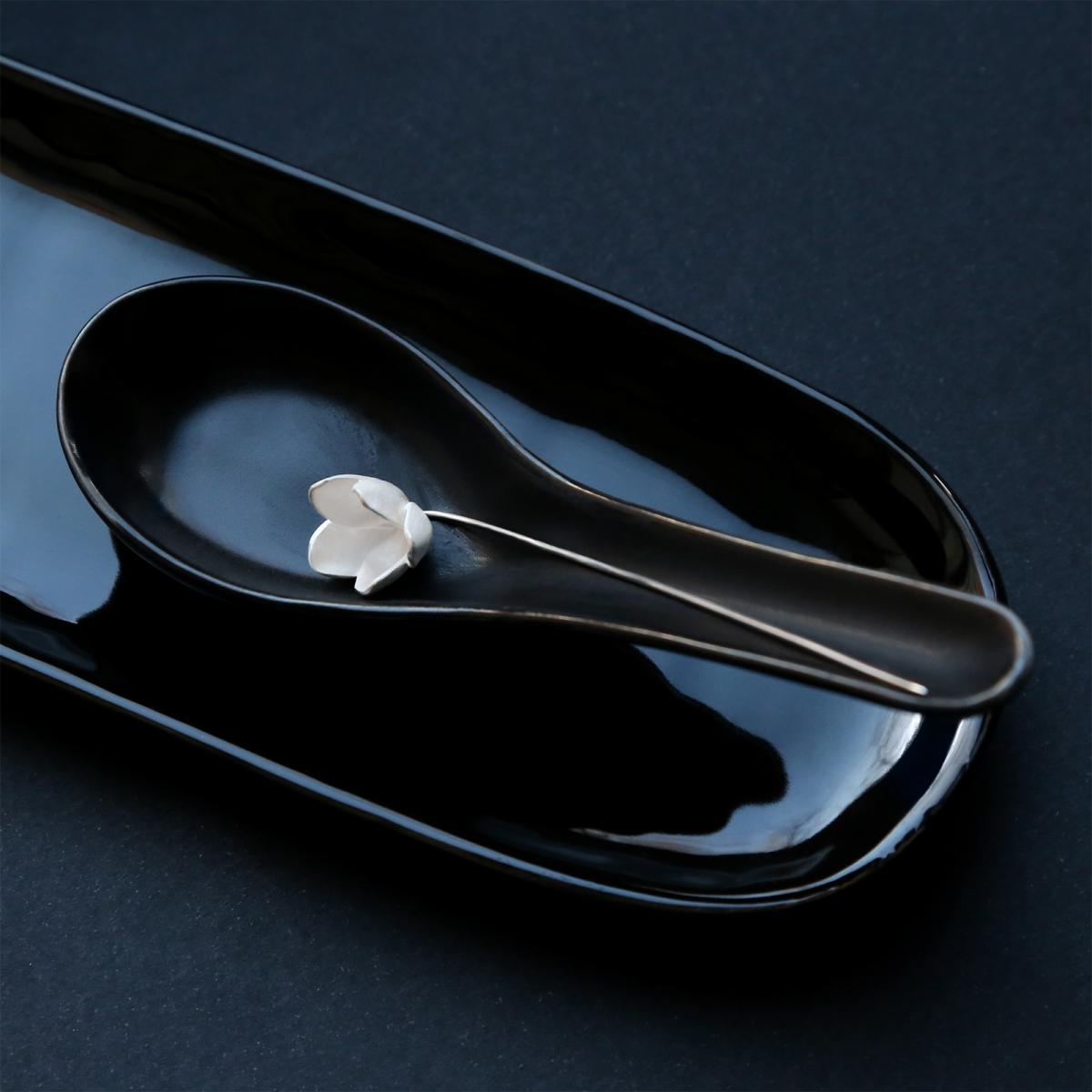 Серебряная булавка ручной работы «Сакура» бренда «Алхимия»