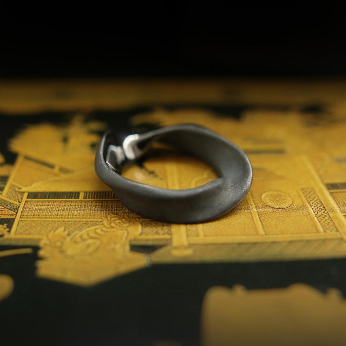 Креативное кольцо черного цвета из серебра 925 пробы