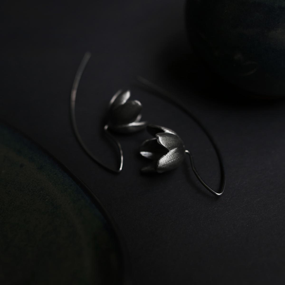 Серьги с цветком из серебра 925 пробы черного цвета с покрытием черным родием