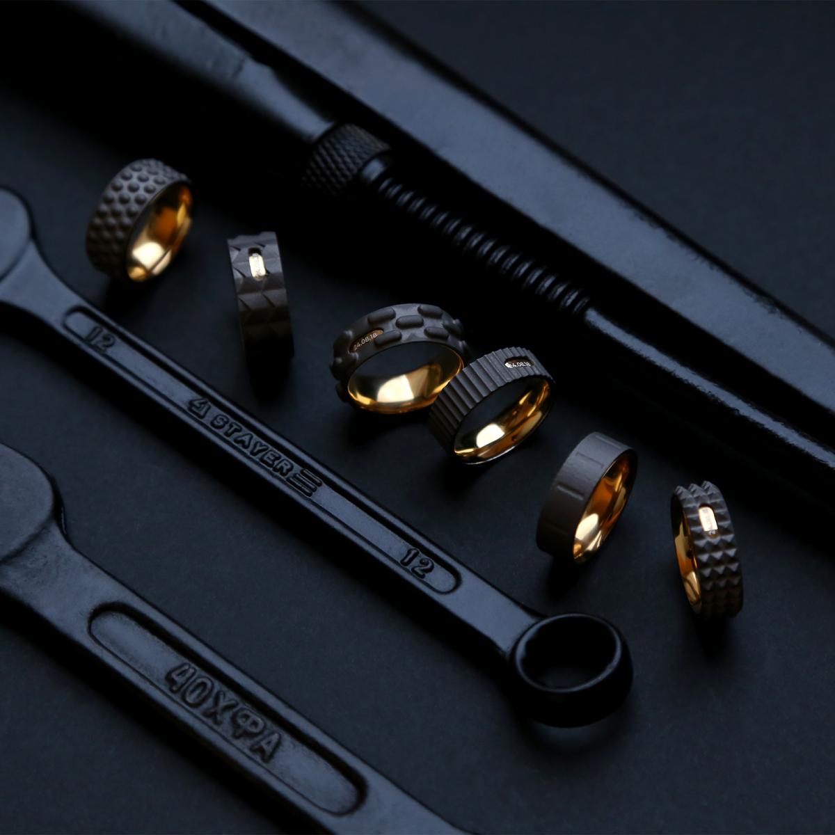 Титановые кольца из коллекции «Индастриал» ювелирного бренда «Алхимия»