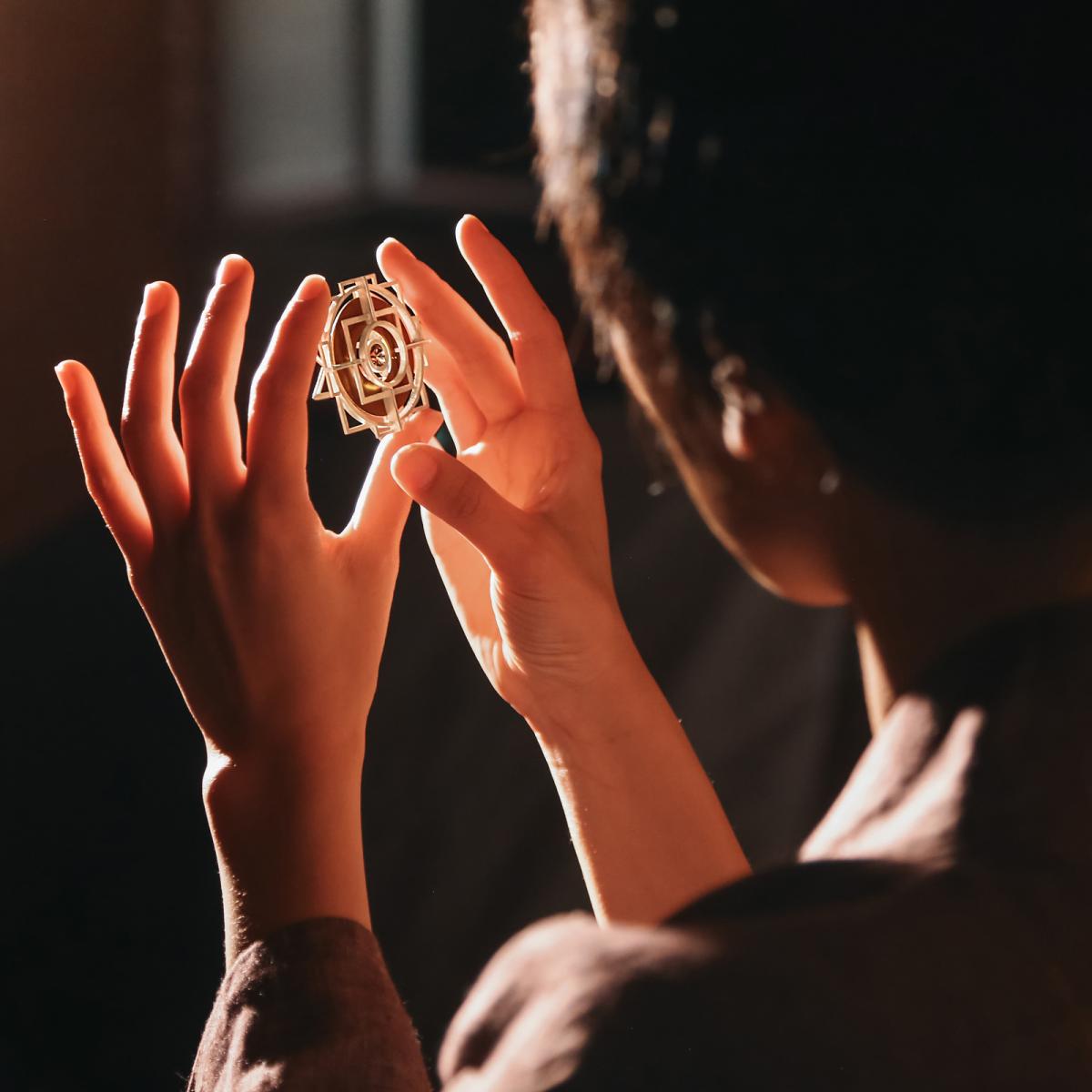 Кольцо из коллекции «Мандалы», выполненное из серебра, раухтопазов и титана