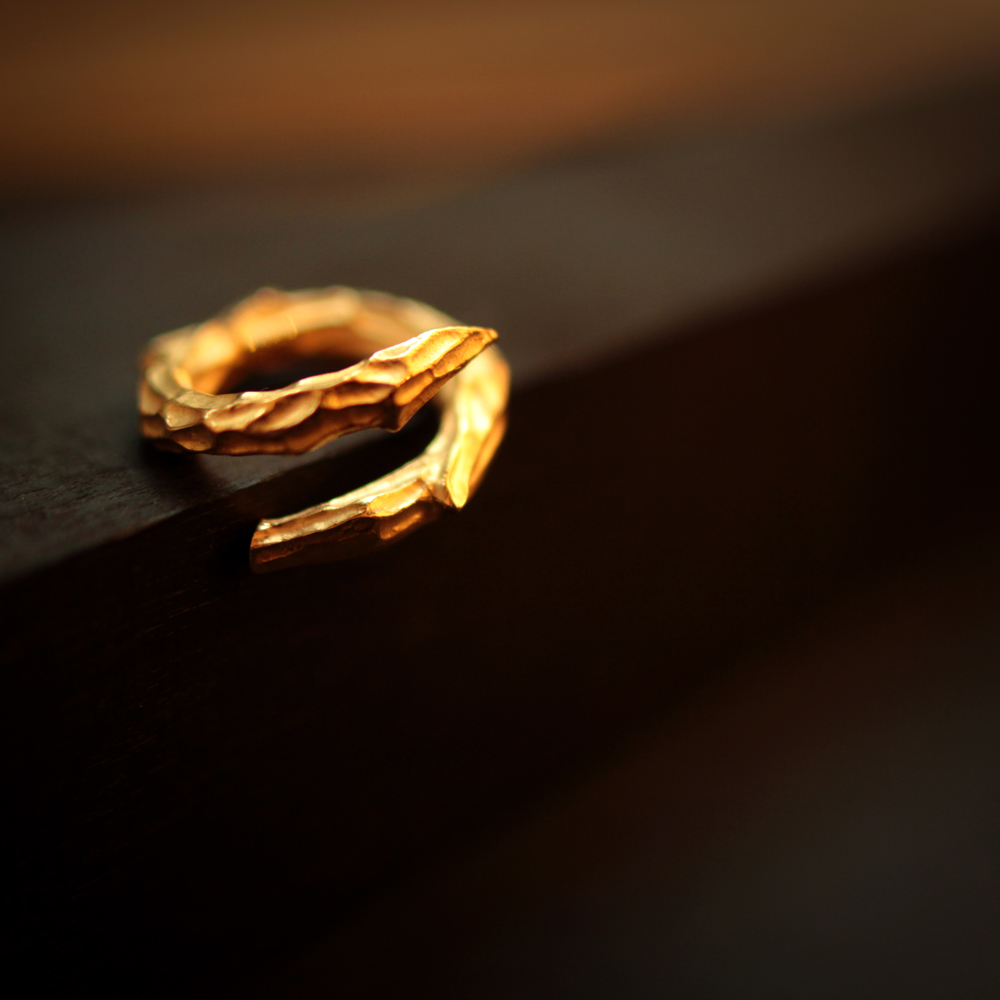 Стильное незамкнутое кольцо из серебра 925 пробы