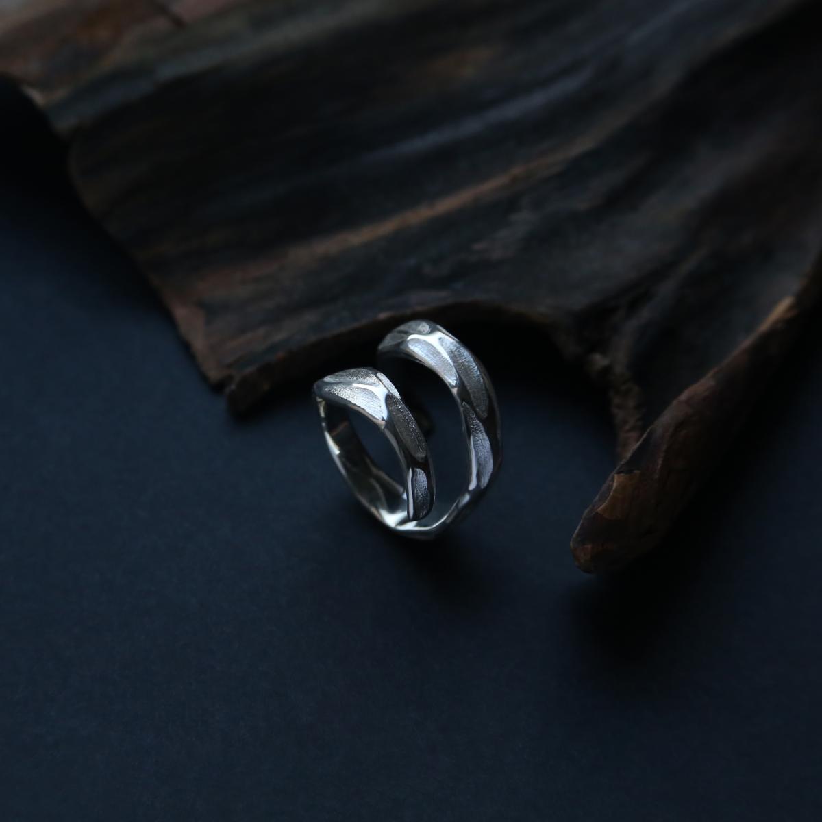 Креативное дизайнерское незамкнутое кольцо в виде стружки