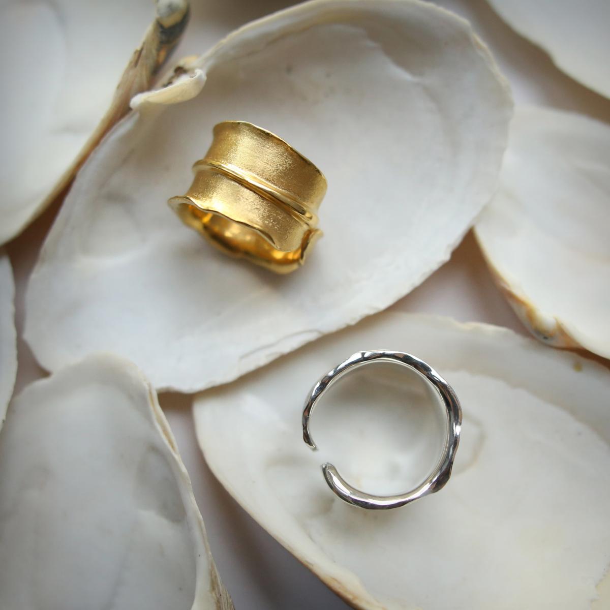Крупное кольцо из золота «Лист»