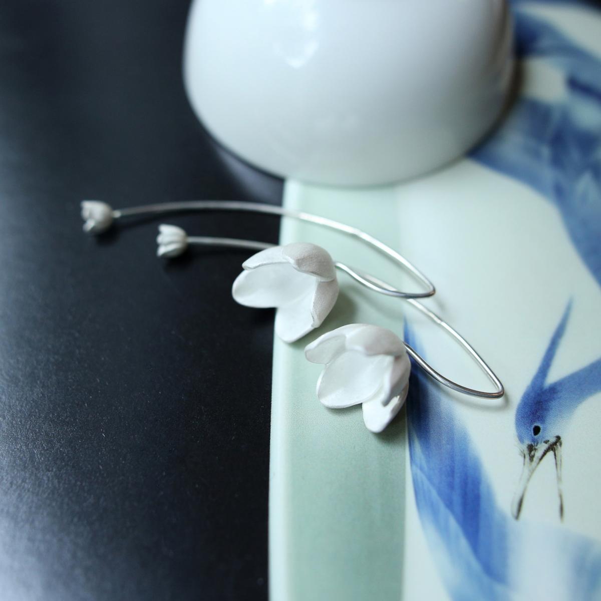 Флористические белые серьги Сакура из серебра 925 пробы
