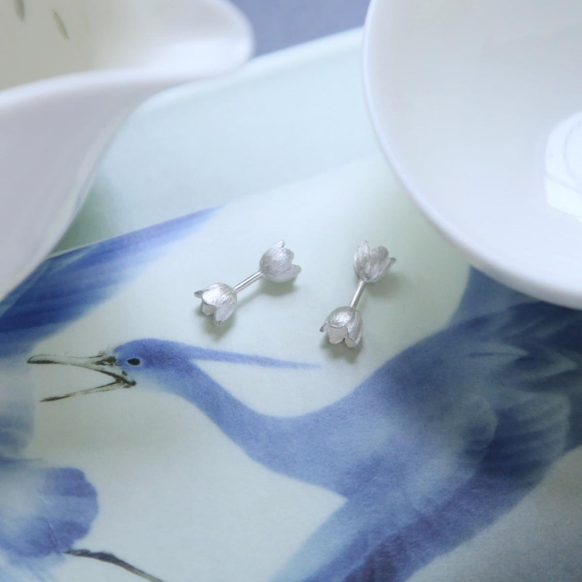 Романтичные миниатюрные дизайнерские пусеты Весна из серебра